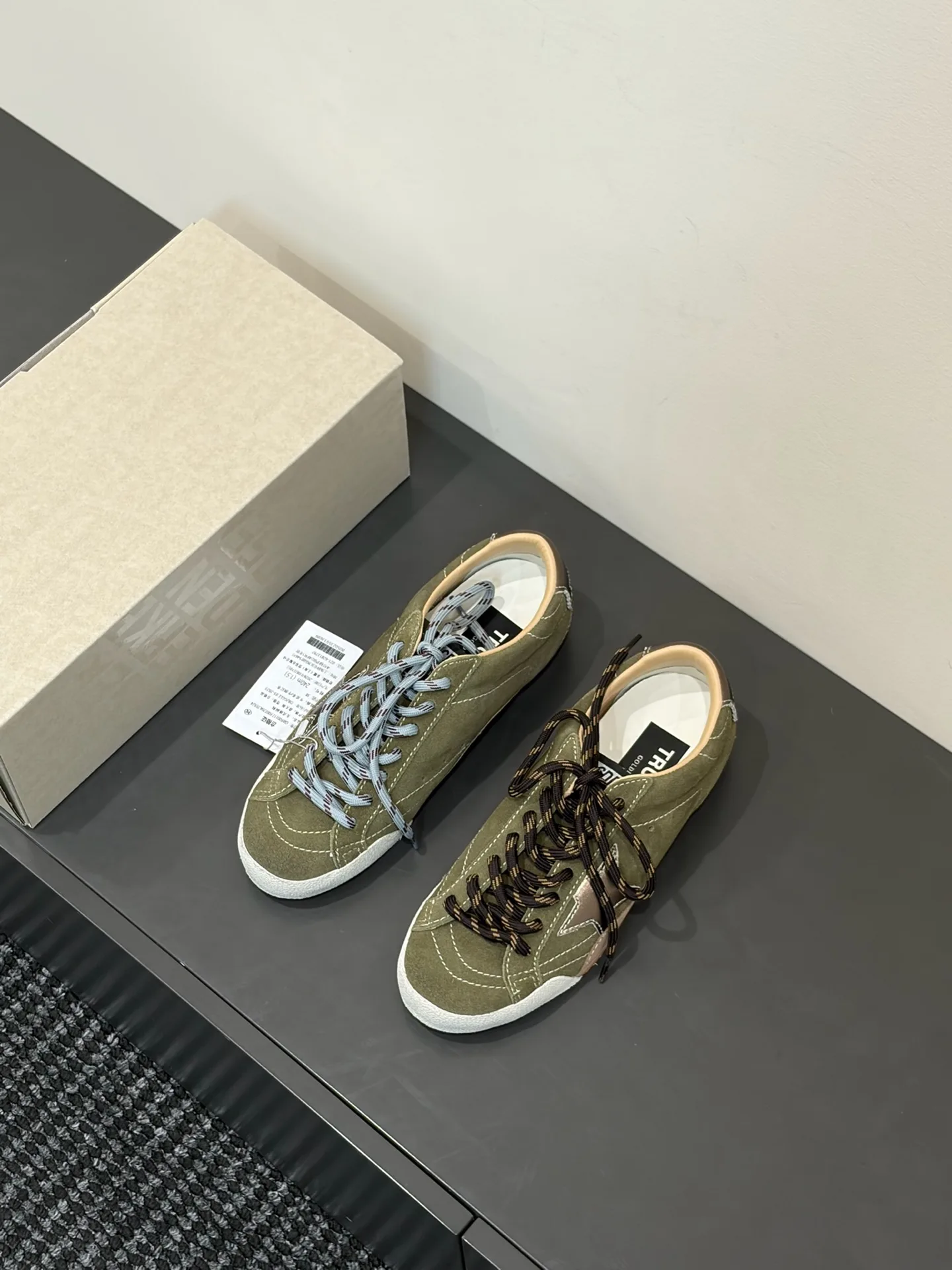 Golden Goose  s True-Star in olive suede